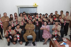 Bupati Dairi Vickner Sinaga melepas Kontingen Kwartir Cabang (Kwarcab) Gerakan Pramuka Kabupaten Dairi untuk mengikuti Jambore Daerah XI dan Kemah Bersama Majelis Pembimbing Daerah Gerakan Pramuka Sumatera Utara.(ist)