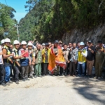 Bupati Humbahas Dr Oloan Paniaran Nababan meninjau ruas pembangunan jalan di Dusun Batu Gajah Desa Sionom Hudon Julu Kecamatan Parlilitan Kabupaten Humbang Hasundutan.(ist)