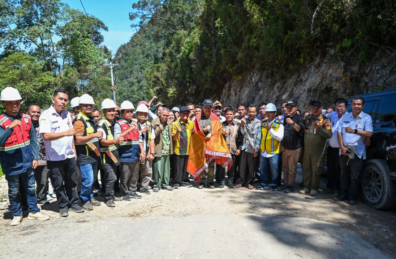 Bupati Humbahas Dr Oloan Paniaran Nababan meninjau ruas pembangunan jalan di Dusun Batu Gajah Desa Sionom Hudon Julu Kecamatan Parlilitan Kabupaten Humbang Hasundutan.(ist)