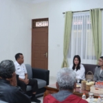 Korban rumah rusak parah, Liberti Toni Pasaribu Warga Pegagan Julu II bertemu Bupati Dairi Vickner Sinaga.(ist)