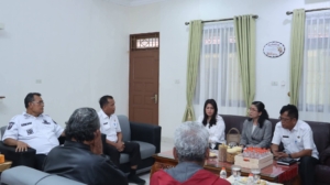 Korban rumah rusak parah, Liberti Toni Pasaribu Warga Pegagan Julu II bertemu Bupati Dairi Vickner Sinaga.(ist)