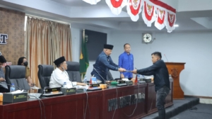 Bupati Dairi Vickner Sinaga hadir dalam Sidang DPRD agenda penyampaian pemandangan umum terhadap Nota Pengantar Bupati Dairi atas Ranperda Tahun Anggaran 2025.(ist)
