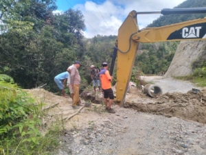 Perbaikan jalan di Desa Sanggaran I, Kecamatan Sijamapolang, Humbang Hasundutan.(ist)