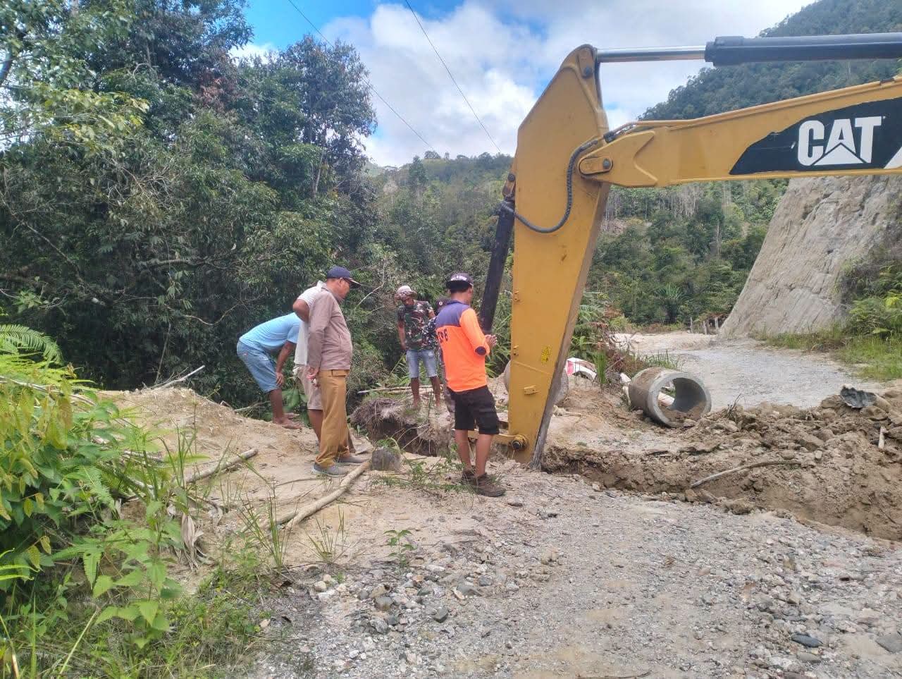 Perbaikan jalan di Desa Sanggaran I, Kecamatan Sijamapolang, Humbang Hasundutan.(ist)