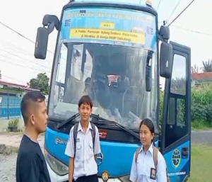 Bus sekolah gratis untuk melayani antar-jemput siswa-siswi dari Desa Kalang Simbara dan desa di Kelurahan Bintang Hulu, Kecamatan Sidikalang.(Ist)