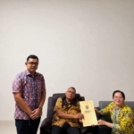 Bupati Dairi Vickner Sinaga menyerahkan SK kepada Pelaksana Tugas (Plt) Kepala Dinas Pemberdayaan Perempuan, Perlindungan Anak, Pengendalian Penduduk, dan Keluarga Berencana (P3AP2KB) Kabupaten Dairi, dr. Erna Marpaung.(ist)