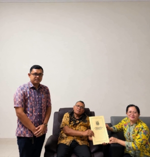 Bupati Dairi Vickner Sinaga menyerahkan SK kepada Pelaksana Tugas (Plt) Kepala Dinas Pemberdayaan Perempuan, Perlindungan Anak, Pengendalian Penduduk, dan Keluarga Berencana (P3AP2KB) Kabupaten Dairi, dr. Erna Marpaung.(ist)