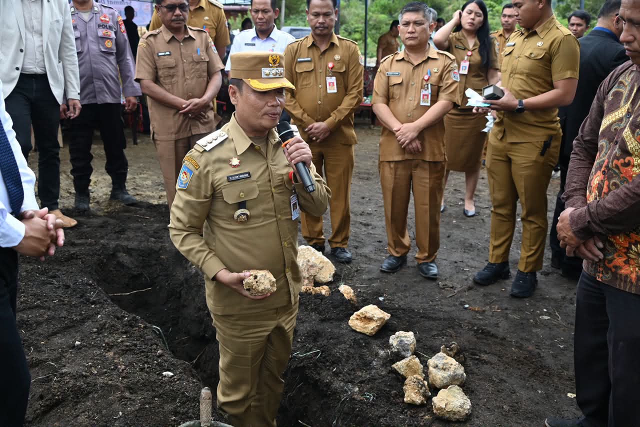 Peletakan batu pertama pembangunan gedung GBI (Gereja Bethel Indonesia) Jemaat Hutapaung yang berada di Jalan Sibatu Paksa Dusun IV Hutapaung Kecamatan Pollung.(ist)