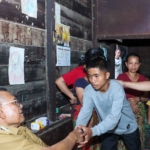 Bupati Dairi mengunjungi keluarga besar korban kecelakaan Sibolangit untuk menyampaikan belasungkawa di Dusun Juma Gunung, Desa Bakal Julu, Kecamatan Siempat Nempu Hulu.(ist)