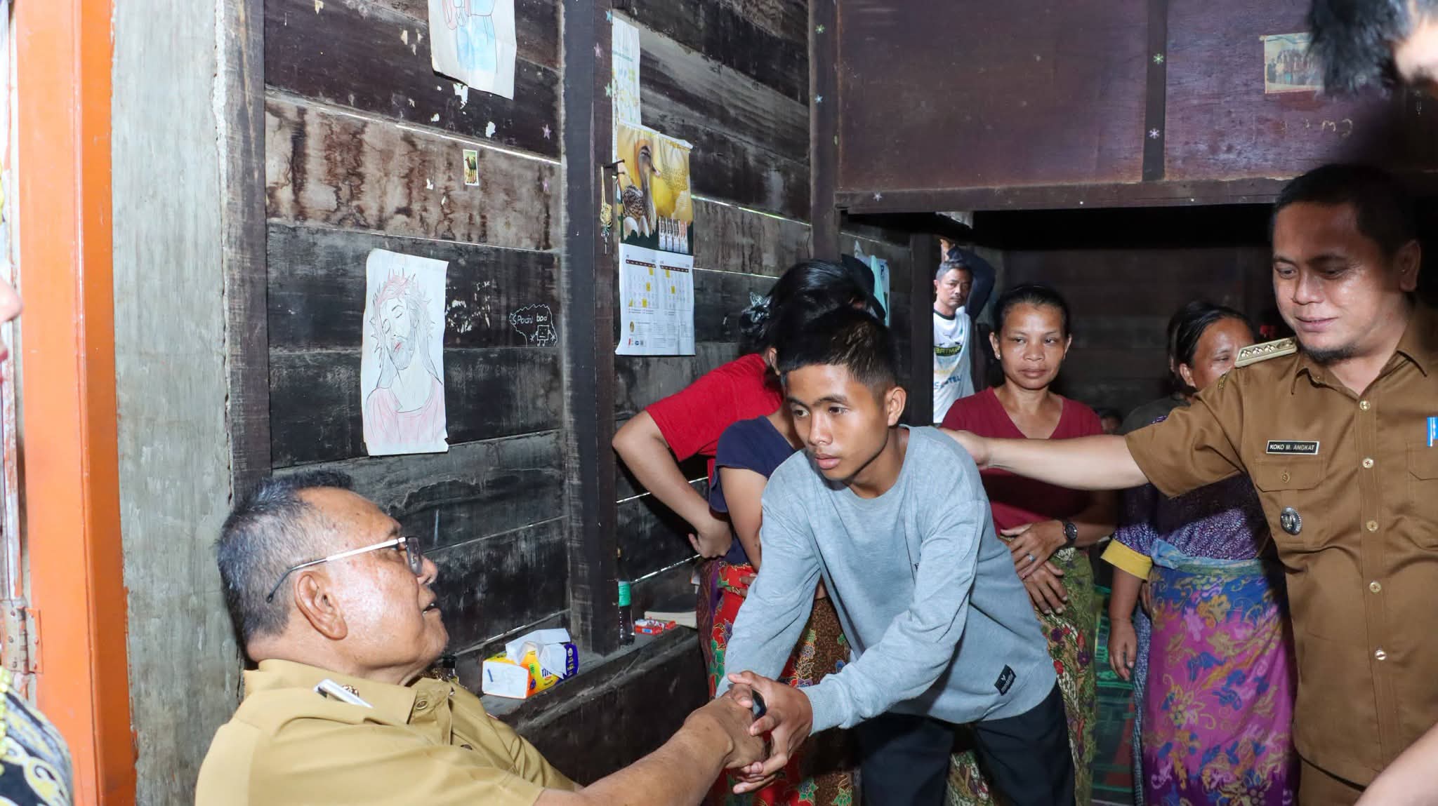 Bupati Dairi mengunjungi keluarga besar korban kecelakaan Sibolangit untuk menyampaikan belasungkawa di Dusun Juma Gunung, Desa Bakal Julu, Kecamatan Siempat Nempu Hulu.(ist)
