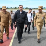 Bupati Humbang Hasundutan (Humbahas), Dr. Oloan P. Nababan, S.H., M.H., mendampingi Ketua Dewan Ekonomi Nasional (DEN), Jenderal TNI (Purn.) Luhut Binsar Pandjaitan, meninjau perkembangan kawasan Taman Sains Teknologi Herbal dan Hortikultura (TSTH2) di Kecamatan Pollung.(ist)