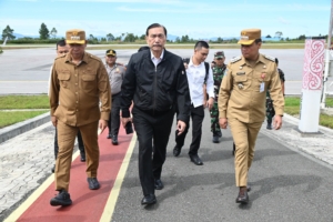 Bupati Humbang Hasundutan (Humbahas), Dr. Oloan P. Nababan, S.H., M.H., mendampingi Ketua Dewan Ekonomi Nasional (DEN), Jenderal TNI (Purn.) Luhut Binsar Pandjaitan, meninjau perkembangan kawasan Taman Sains Teknologi Herbal dan Hortikultura (TSTH2) di Kecamatan Pollung.(ist)