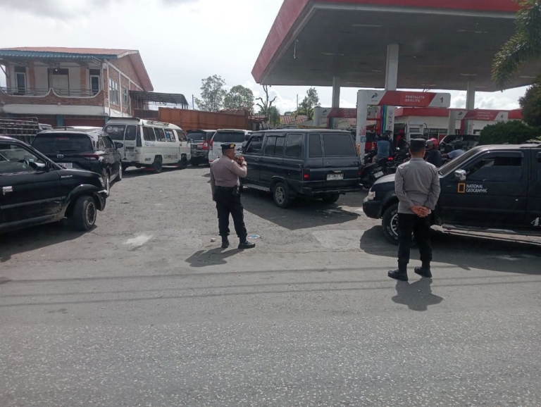 Personil Polres Dairi saat monitoring di SPBU Simamora Batang Beruh, Jalan Sisingamangaraja, Kecamatan Sidikalang, Kabupaten Dairi.(ist)