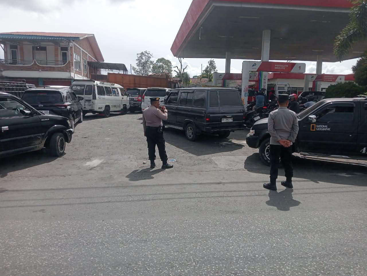 Personil Polres Dairi saat monitoring di SPBU Simamora Batang Beruh, Jalan Sisingamangaraja, Kecamatan Sidikalang, Kabupaten Dairi.(ist)