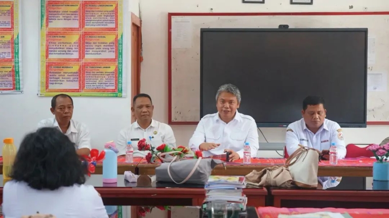 Peninjauan pelaksanaan Asesmen Maretong serentak jenjang SMP yang dipimpin oleh Wakil Bupati Tapanuli Utara, Dr. Deni Parlindungan Lumbantoruan, M.Eng., di SMP Negeri 1 Siatas Barita, Rabu (29/7/2026).(ist)