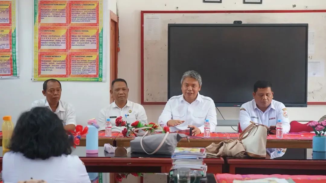 Peninjauan pelaksanaan Asesmen Maretong serentak jenjang SMP yang dipimpin oleh Wakil Bupati Tapanuli Utara, Dr. Deni Parlindungan Lumbantoruan, M.Eng., di SMP Negeri 1 Siatas Barita, Rabu (29/7/2026).(ist)