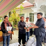 Bupati Samosir saat menyerahkan bantuan bibit jagung kepada petani.(ist)