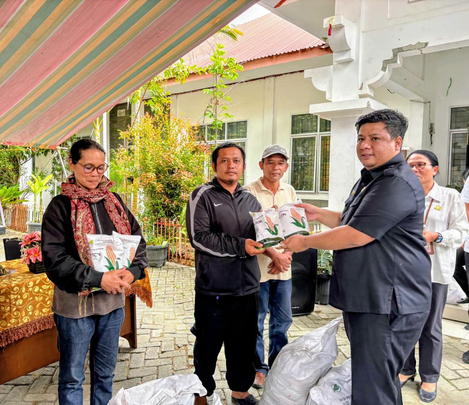 Bupati Samosir saat menyerahkan bantuan bibit jagung kepada petani.(ist)