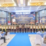 Penyerahan piagam penghargaan Pembangunan Zona Integritas (ZI) dan Pelayanan Prima kepada satuan kerja (satker) berprestasi di lingkungan Polda Sumatera Utara.(ist)