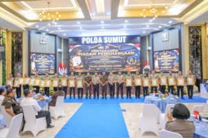 Penyerahan piagam penghargaan Pembangunan Zona Integritas (ZI) dan Pelayanan Prima kepada satuan kerja (satker) berprestasi di lingkungan Polda Sumatera Utara.(ist)