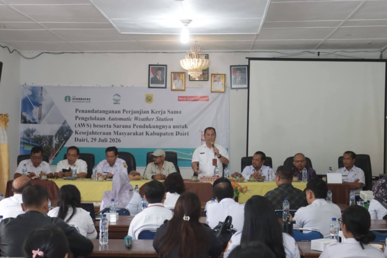 Pemkab Dairi resmi memperkuat modernisasi sektor pertanian sekaligus mitigasi bencana daerah melalui penandatanganan Perjanjian Kerja Sama pengelolaan Automatic Weather Station (AWS).(ist)