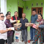 Penyerahan bantuan sosial kepada warga korban bencana angin outing beliung.(ist)