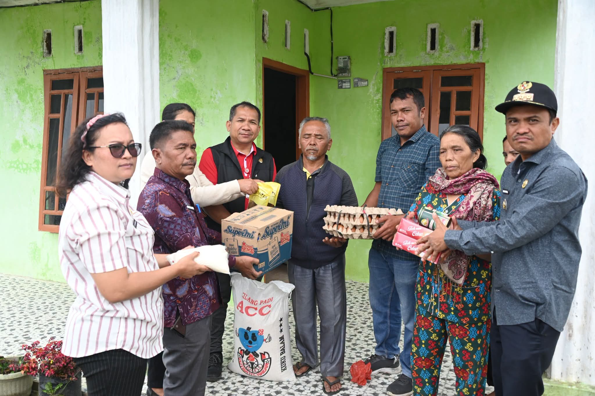 Penyerahan bantuan sosial kepada warga korban bencana angin outing beliung.(ist)