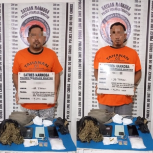 Kedua tersangka beserta seluruh barang bukti saat diamankan Mapolres Pematangsiantar.(Hegi)