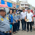 Petugas Dishub, Polisi dan Pegawai PD-PHJ kota Pematangsiantar, saat melakukan penertiban di Pusat Pasar Pematangsiantar.(Hegi)