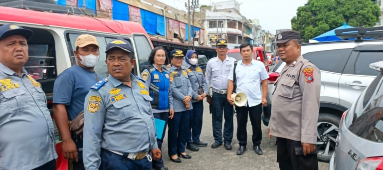 Petugas Dishub, Polisi dan Pegawai PD-PHJ kota Pematangsiantar, saat melakukan penertiban di Pusat Pasar Pematangsiantar.(Hegi)