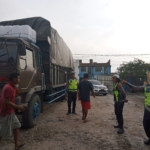 Satlantas Unit Kamsel Polres kota Pematangsiantar saat memberikan himbauan kepada para supir truk di gudang ekspedisi.(Hegi)