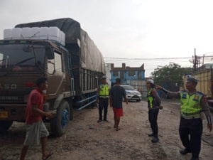 Satlantas Unit Kamsel Polres kota Pematangsiantar saat memberikan himbauan kepada para supir truk di gudang ekspedisi.(Hegi)
