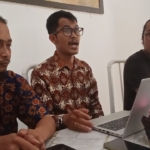 Roy Maurung dan James Gultom didampingi Kuasa Hukum dari LBH kota Pematangsiantar saat memberi keterangan ke awak media.(Hegi)