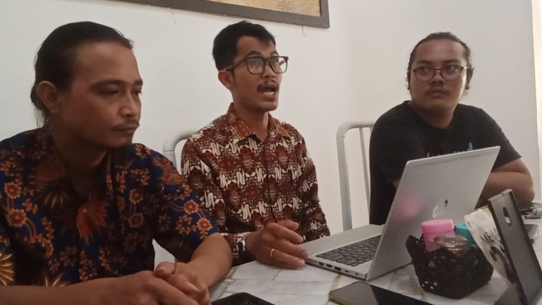 Roy Maurung dan James Gultom didampingi Kuasa Hukum dari LBH kota Pematangsiantar saat memberi keterangan ke awak media.(Hegi)