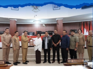 Bupati Karo Brigjen Pol (Purn) Dr. dr. Antonius Ginting menyampaikan Rancangan Peraturan Daerah kepada DPRD Kabupaten Karo dalam Rapat di Gedung DPRD Kabupaten Karo, Senin (29/6/2026).(ist)