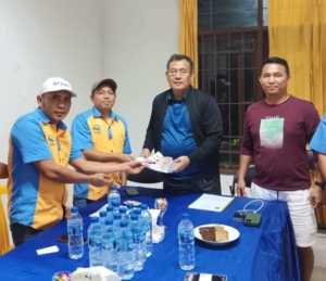 Pengurus Asosiasi Pedagang Pasar Kabupaten Dairi (APPKD) bersama Bupati Dairi Vickner Sinaga.(ist)
