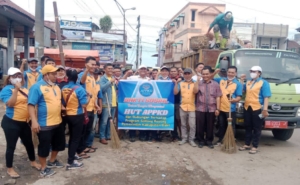 Pengurus dan anggota Asosiasi Pedagang Pasar Kabupaten Dairi (APPKD) ikut melakukan penataan pusta pasar Sidikalang beberapa waktu lalu.(ist)