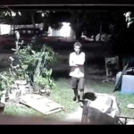Salah satu dari terduga pelaku pencurian yang menenteng sajam saat melakukan aksinya.(Hegi)