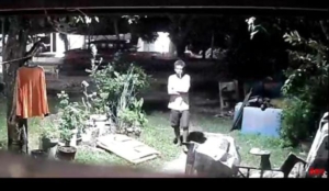 Salah satu dari terduga pelaku pencurian yang menenteng sajam saat melakukan aksinya.(Hegi)