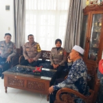 Jajaran Polsek Siantar Utara Polres kota Pematangsiantar saat kunjungan ke kediaman Ketua MUI Kecamatan Siantar Utara.(Hegi)