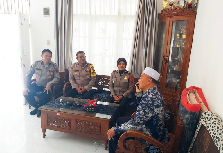 Jajaran Polsek Siantar Utara Polres kota Pematangsiantar saat kunjungan ke kediaman Ketua MUI Kecamatan Siantar Utara.(Hegi)