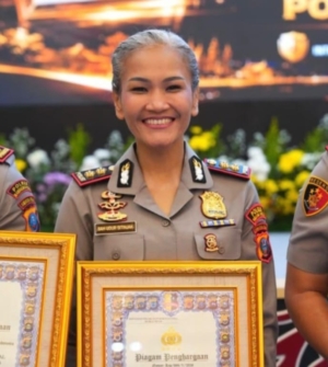 AKBP Sah Udur T.M. Sitinjak, Kapolres Kota Pematangsiantar saat menerima Piagam Penghargaan dari Kapolri melalui Kapolda Sumut.(ist)