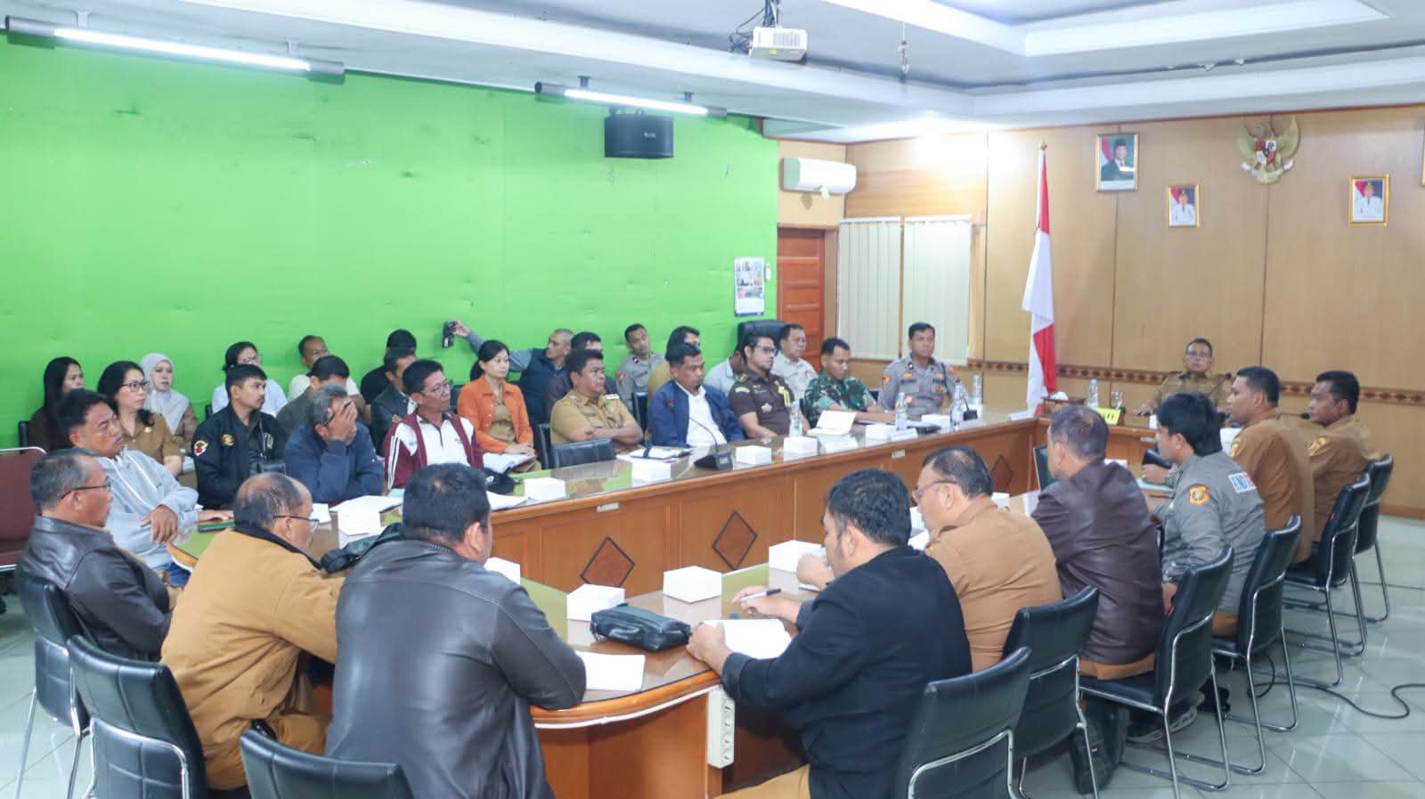 Rapat terpadu membahas penataan Keramba Jaring Apung (KJA) di Desa Silalahi II, Kecamatan Silahisabungan, Selasa (4/8/2026).(ist)