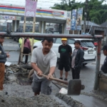 Yayasan Permata Duma Kasih (YDPKa) saat melakukan perbaikan jalan di jalan Hasoman, Sidikalang Senin (3/8/2026).(ist)
