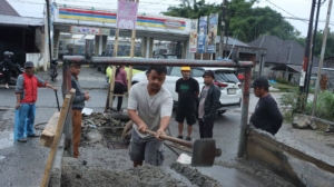 Yayasan Permata Duma Kasih (YDPKa) saat melakukan perbaikan jalan di jalan Hasoman, Sidikalang Senin (3/8/2026).(ist)