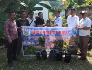 Ketua GAMKI kota Pematangsiantar (kemeja hitam, tengah) menyerahkan bibit pohon kepada perangkat pemerintah mewakili warga di salah satu Kecamatan.(ist)
