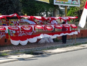 Pedagang pernak-pernik kemerdekaan di kota Pematangsiantra.(Hegi)