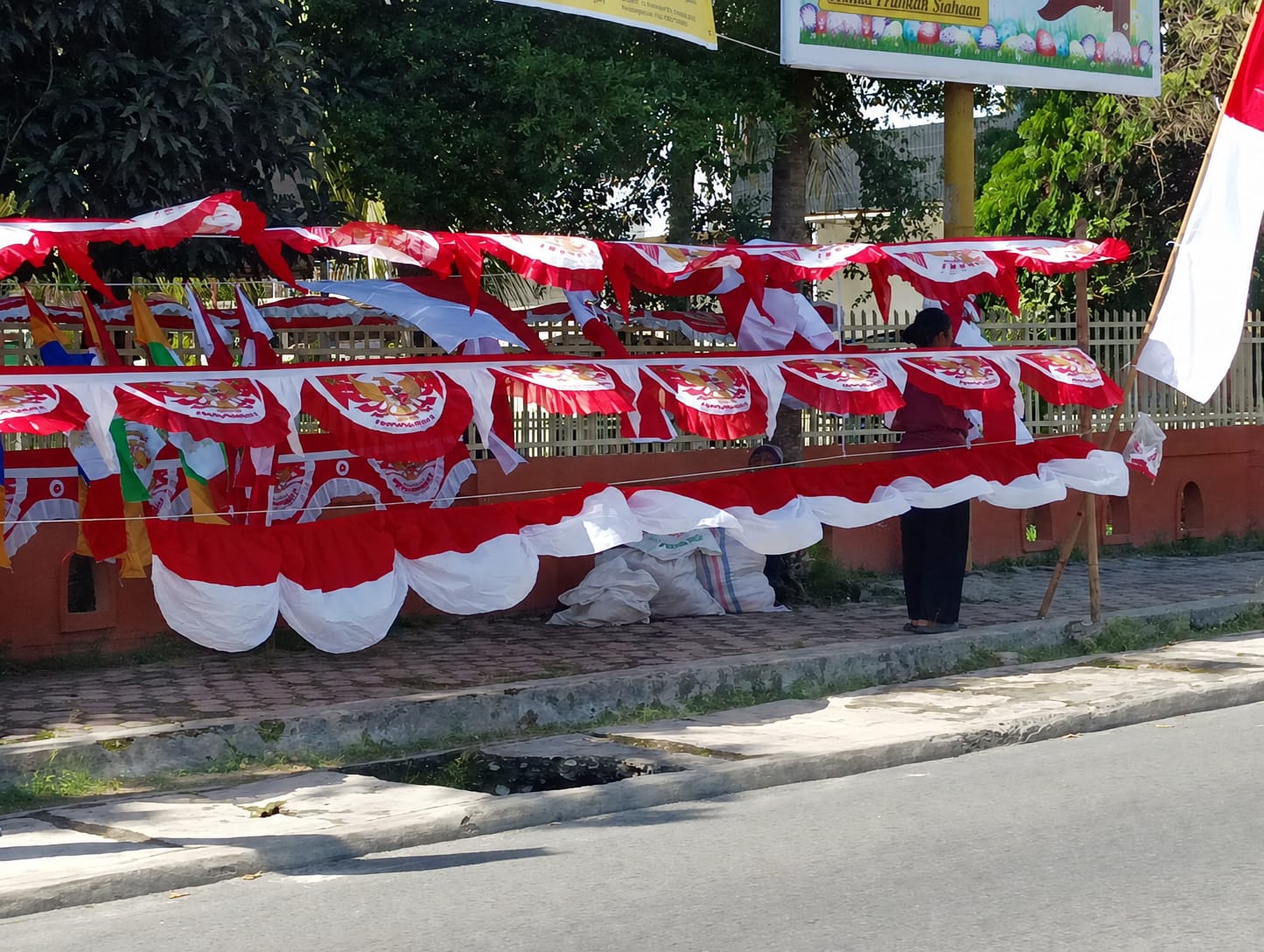 Pedagang pernak-pernik kemerdekaan di kota Pematangsiantra.(Hegi)