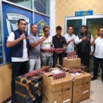 Personil Unit Ekonomi Satreskrim Polres Kota Pematangsiantar menyerahkan dua pelaku dan ribuan bungkus rokok ilegal ke kantor Bea Cukai.(Hegi)