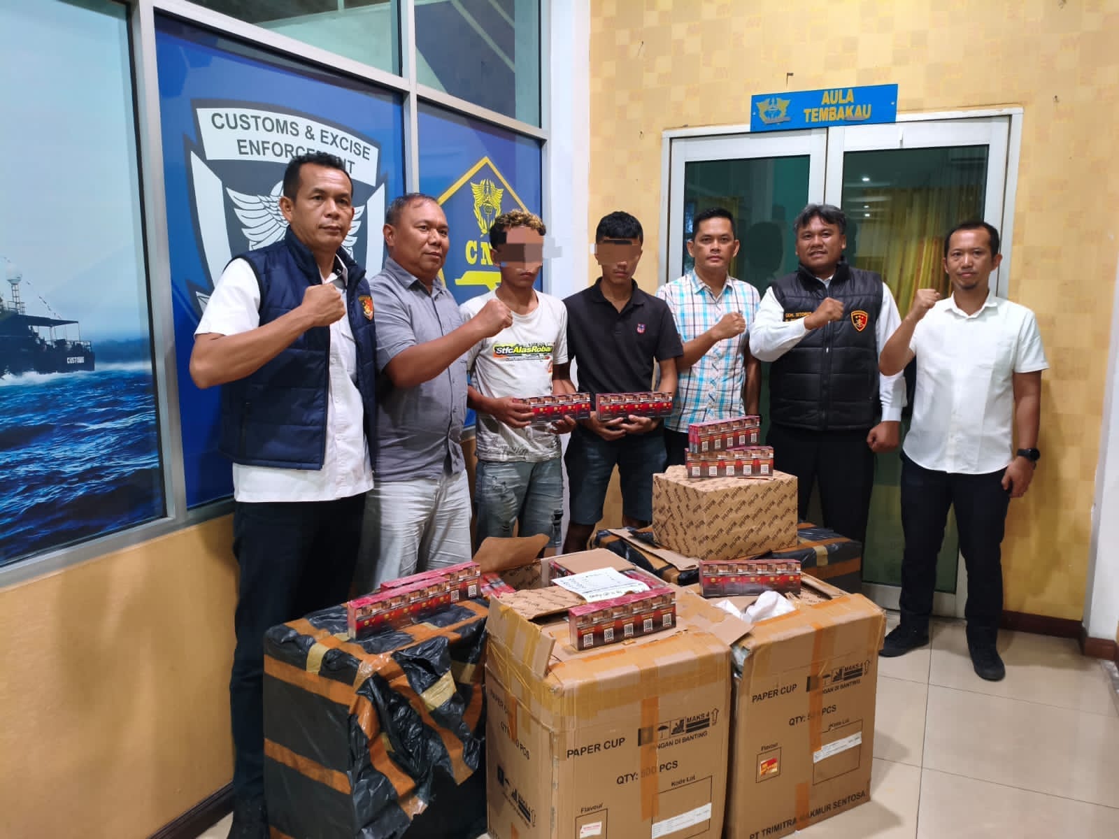 Personil Unit Ekonomi Satreskrim Polres Kota Pematangsiantar menyerahkan dua pelaku dan ribuan bungkus rokok ilegal ke kantor Bea Cukai.(Hegi)